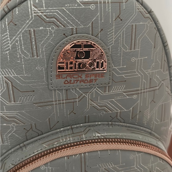 Star Wars Galaxy’s Edge Rose Gold R2-D2 Loungefly - Picture 2 of 6